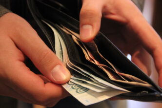 Житель Тверской области получил компенсацию после падения рубероида на машину