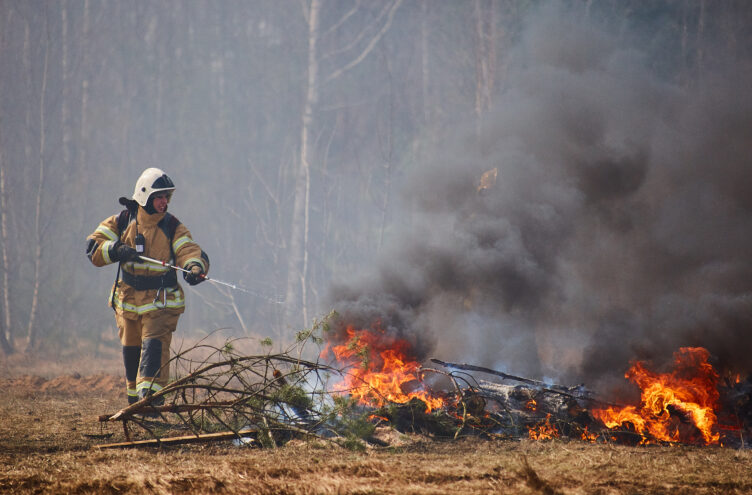 В Бологовском округе сохранится высокая пожарная опасность пожароопасного периода