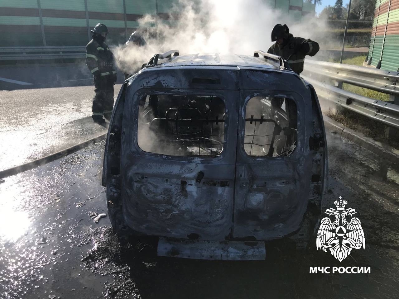 В Тверской области на М-11 загорелся автомобиль В Тверской области на М-11 загорелся автомобиль