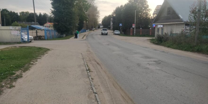 В Тверской области водитель иномарки выезжал из двора и сбил пешехода
