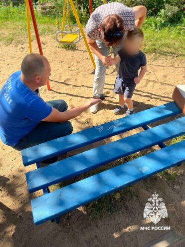 В Твери ребенок застрял в скамейке: потребовалась помощь МЧС