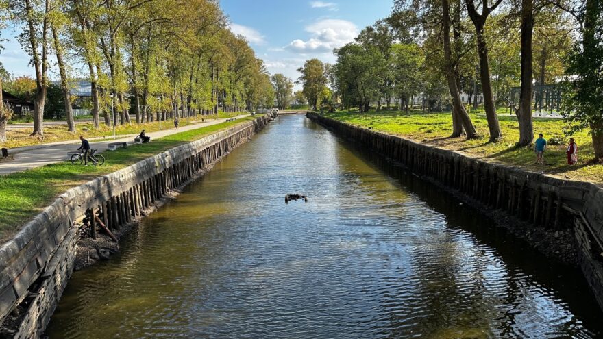 В Вышнем Волочке в канале обнаружили утонувший автомобиль В Вышнем Волочке в канале обнаружили утонувший автомобиль
