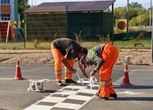 Тёплая осень позволила дорожникам отремонтировать улицы в Тверской области