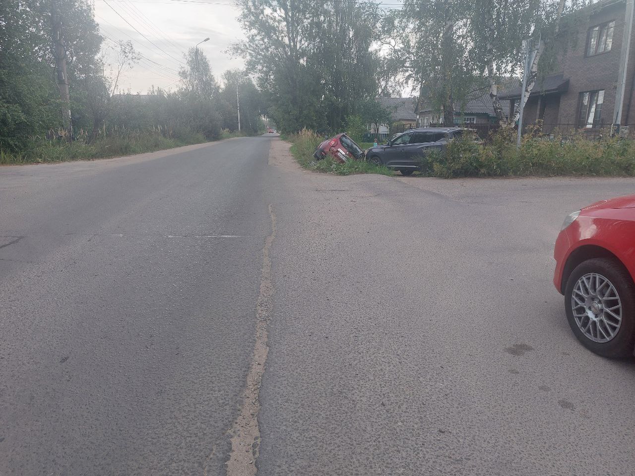 В Твери 8-летняя девочка пострадала при столкновении двух легковушек