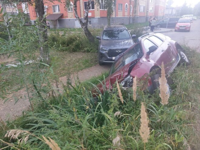 В Твери 8-летняя девочка пострадала при столкновении двух легковушек