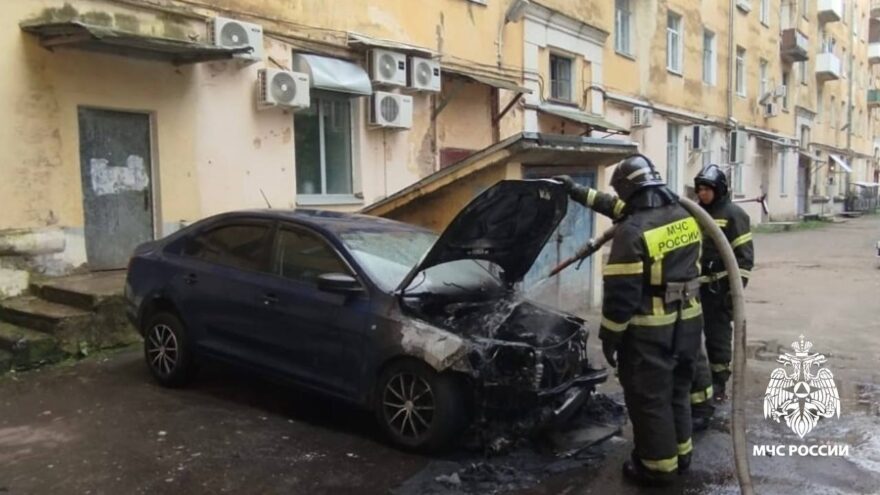 На Петербургском шоссе в Твери загорелась машина На Петербургском шоссе в Твери загорелась машина