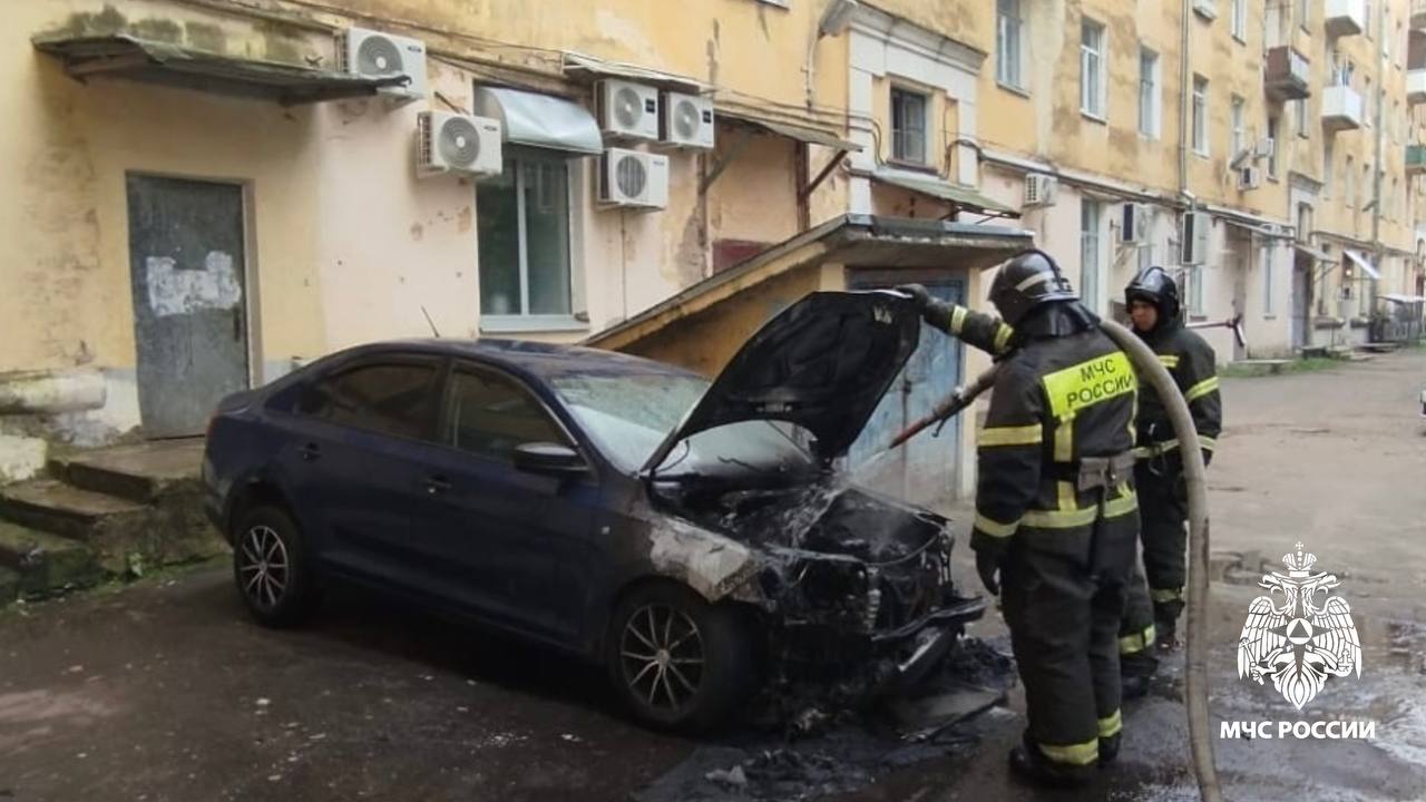 На Петербургском шоссе в Твери загорелась машина На Петербургском шоссе в Твери загорелась машина