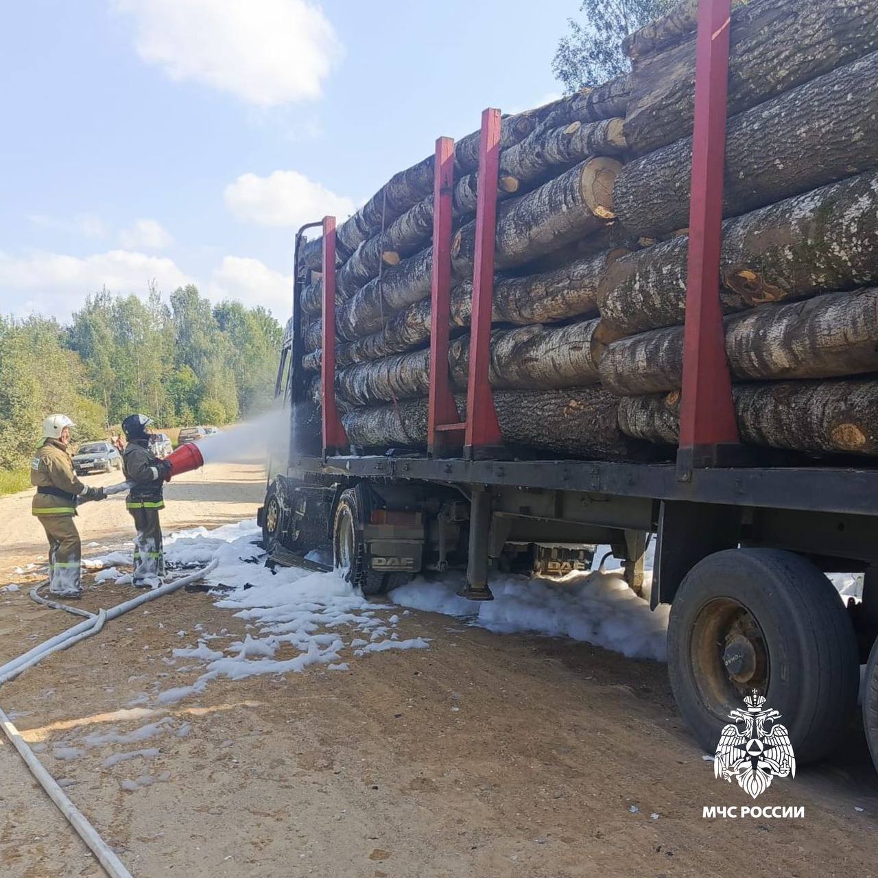 В Тверской области на ходу загорелся лесовоз