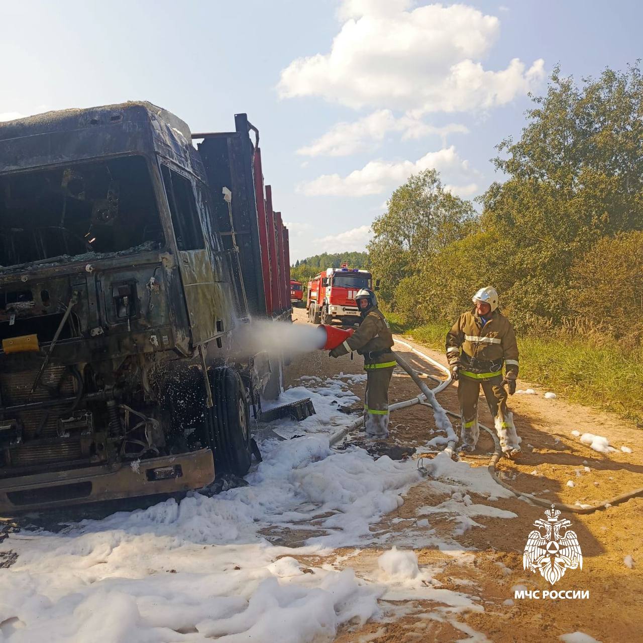 В Тверской области на ходу загорелся лесовоз