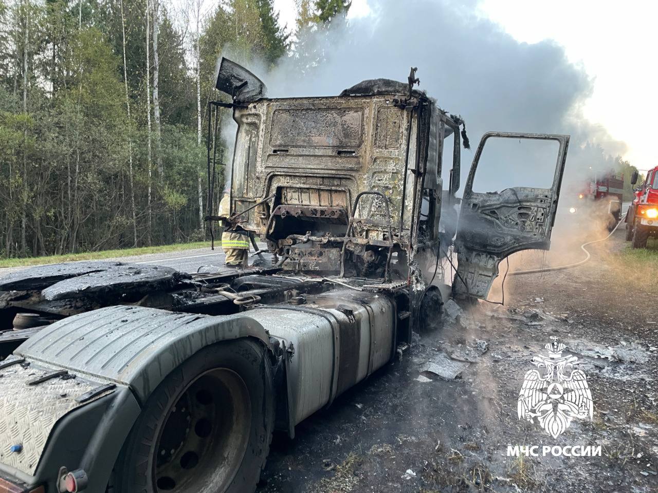 Под Тверью загорелся автомобиль