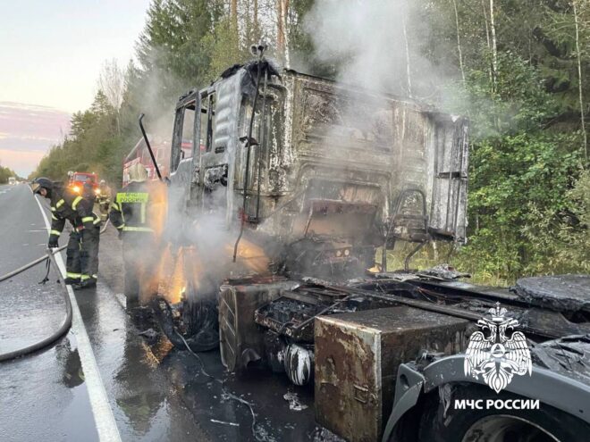 Под Тверью загорелся автомобиль Под Тверью загорелся автомобиль