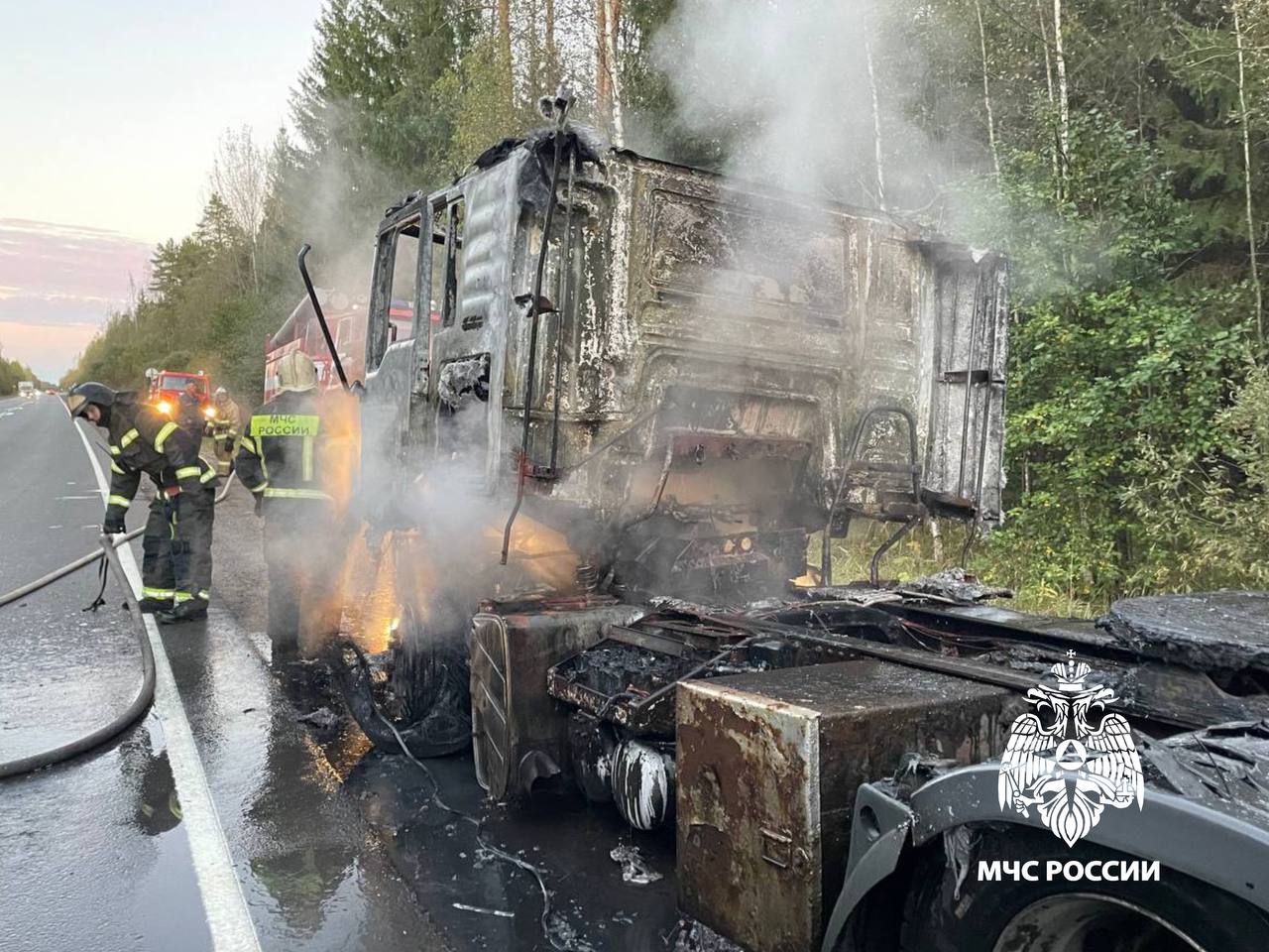 Под Тверью загорелся автомобиль