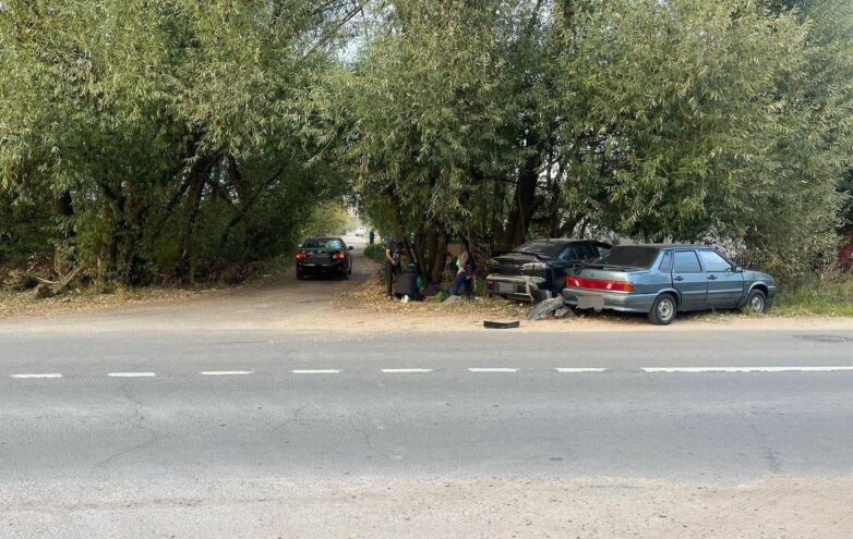 В Твери после столкновения легковушки вылетели на обочину и сбили пешехода