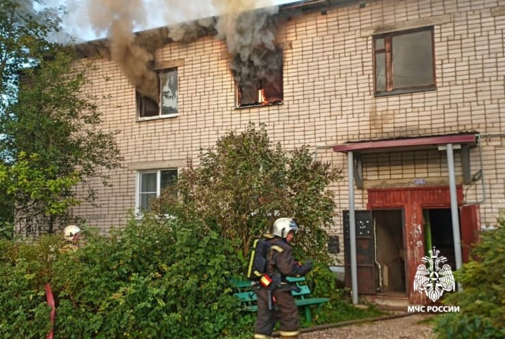 В Тверской области пожарные спасли четырех человек из горящего дома В Тверской области пожарные спасли четырех человек из горящего дома