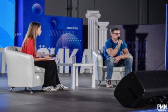 Тверские школьники смогли пообщаться с известным актером Романом Курцыным Тверские школьники смогли пообщаться с известным актером Романом Курцыным