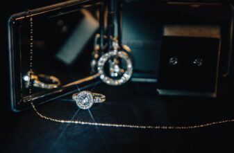 Жительница Твери похитила из ювелирного салона серебряное кольцо и выбросила его