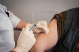 За две недели в Тверской области прививку от гриппа сделали больше 50 тысяч человек