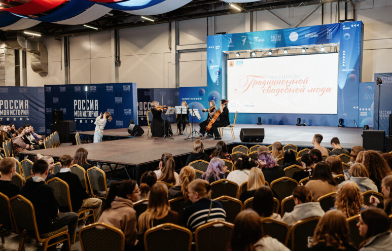 В Твери впервые прошёл Фестиваль традиционной свадебной моды В Твери впервые прошёл Фестиваль традиционной свадебной моды