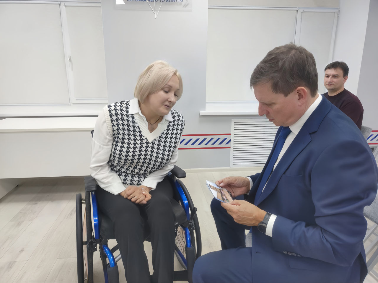 Сенатор Андрей Епишин провел встречу с победительницей конкурса красоты и таланта для девушек на инвалидных колясках