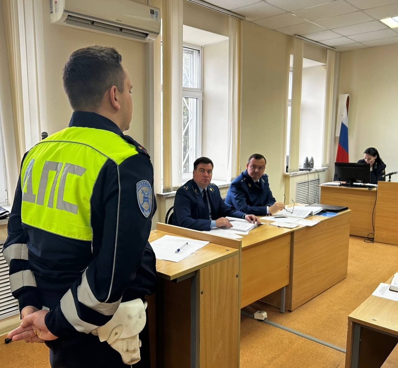 В Твери водитель ВАЗа серьезно травмировал автоинспектора В Твери водитель ВАЗа серьезно травмировал автоинспектора