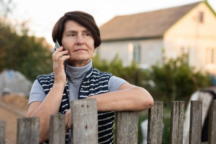 Как подобрать телефон для пожилого человека