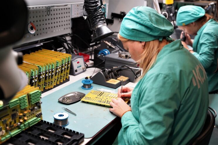 В Тверской области открыли серийное производство системы самостоятельной регулировки температуры воздуха в купе поездов