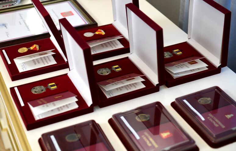 В преддверии Дня герба и флага Тверской области губернатор Игорь Руденя вручил жителям государственные и региональные награды В преддверии Дня герба и флага Тверской области губернатор Игорь Руденя вручил жителям государственные и региональные награды