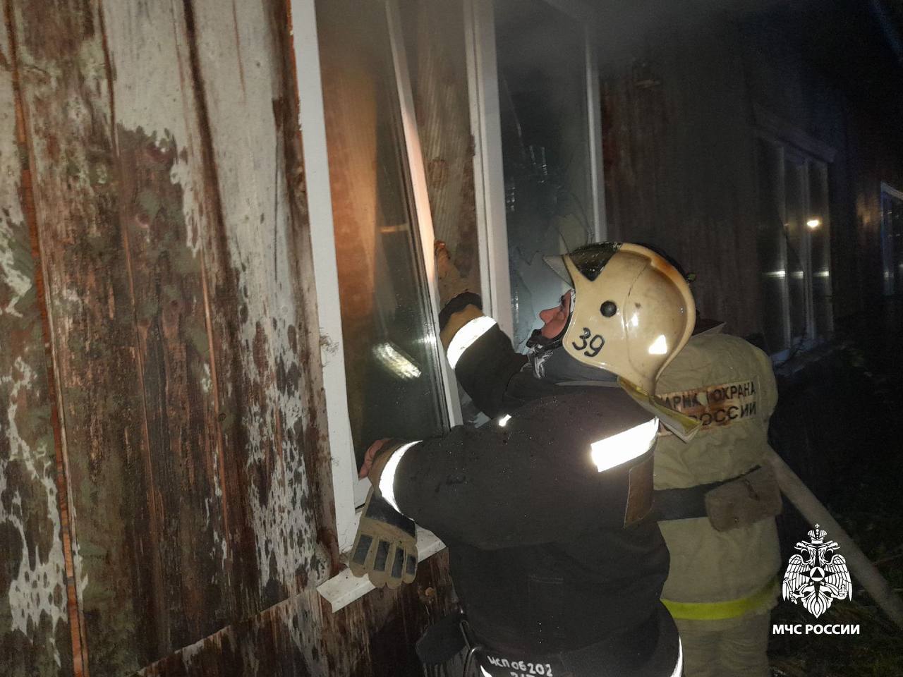 В Тверской области из задымлённой квартиры спасли мужчину В Тверской области из задымлённой квартиры спасли мужчину