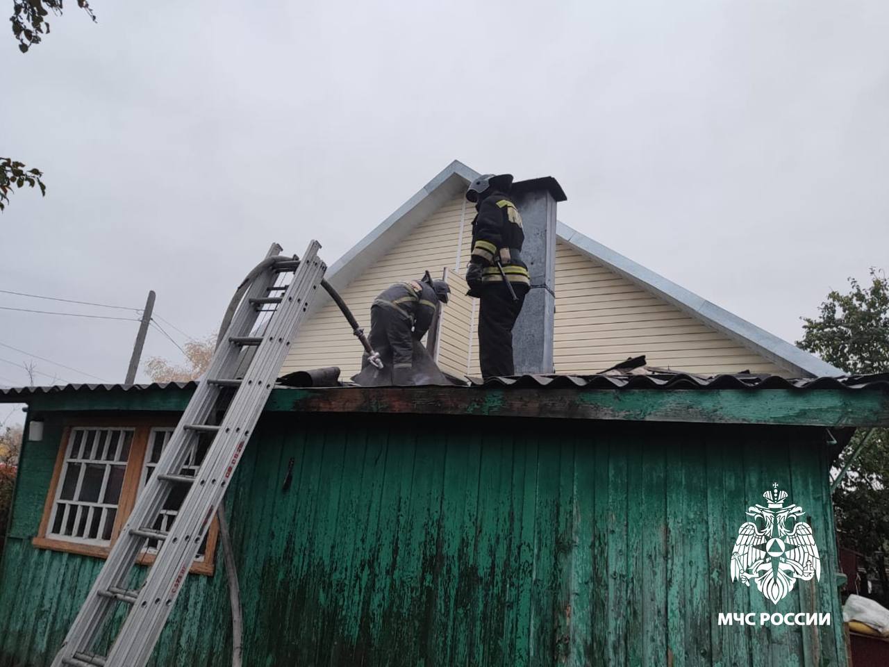 В Тверской области пожарные сумели отстоять дом от огня В Тверской области пожарные сумели отстоять дом от огня
