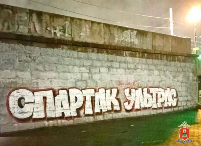 В Твери обнаружили незаконные граффити на зданиях и опорах моста