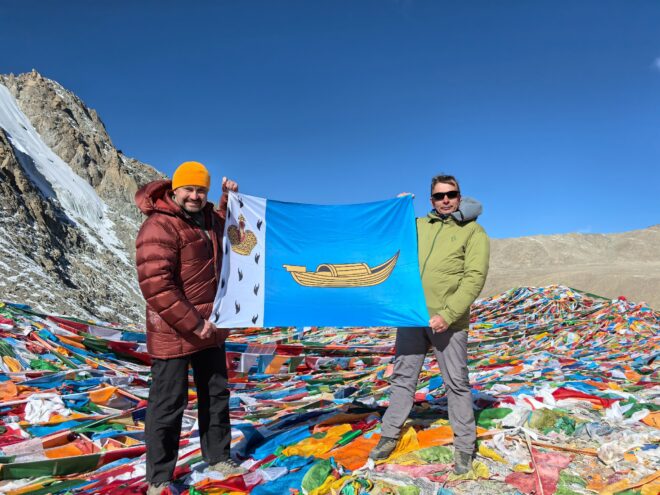 Флаг Вышнего Волочка водрузили на вершину перевала Дролма-Ла Флаг Вышнего Волочка водрузили на вершину перевала Дролма-Ла