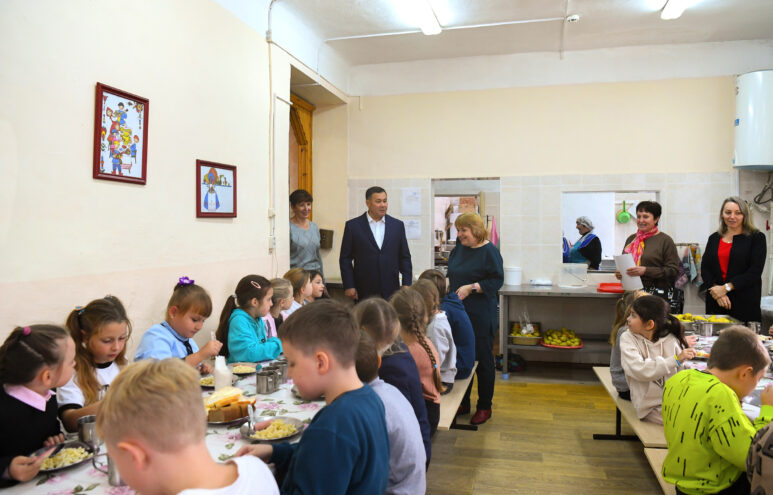 Игорь Руденя в Торопце проинспектировал ход восстановительных работ в школах и детских садах