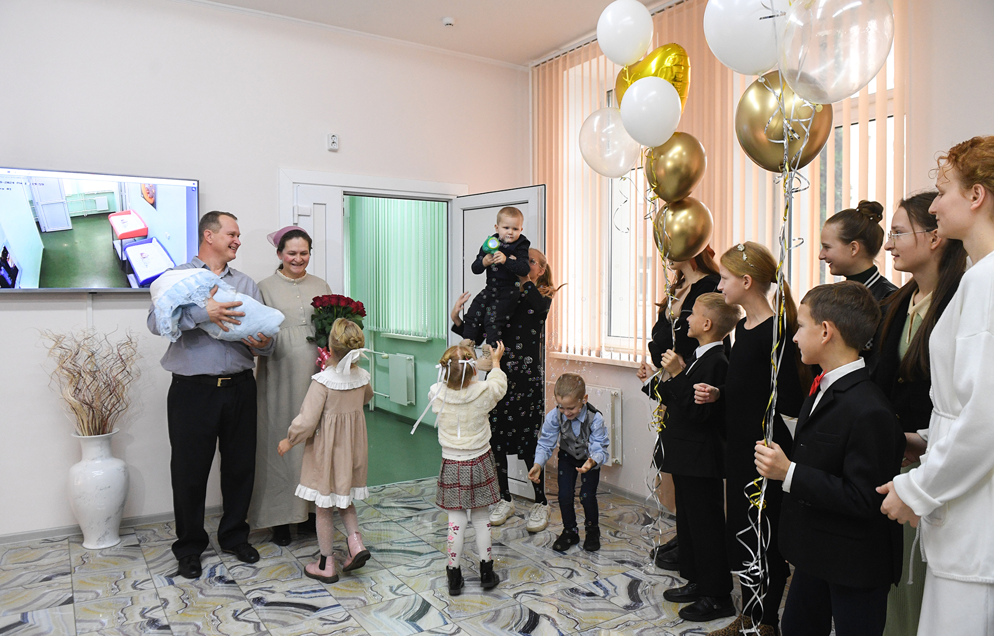 Самую многодетную маму в Тверской области выписали из перинатального центра с 16-м ребёнком