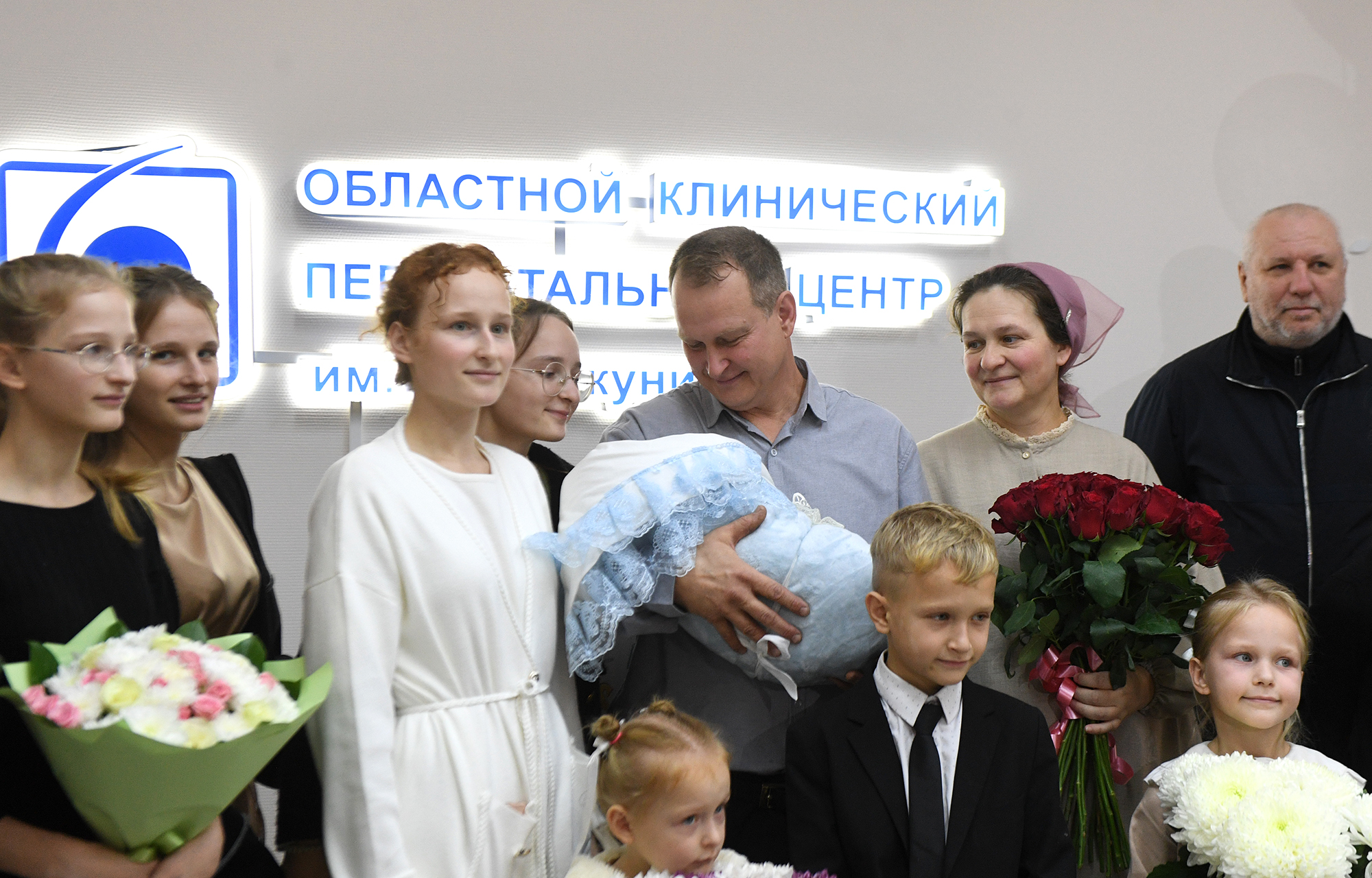 Самую многодетную маму в Тверской области выписали из перинатального центра с 16-м ребёнком