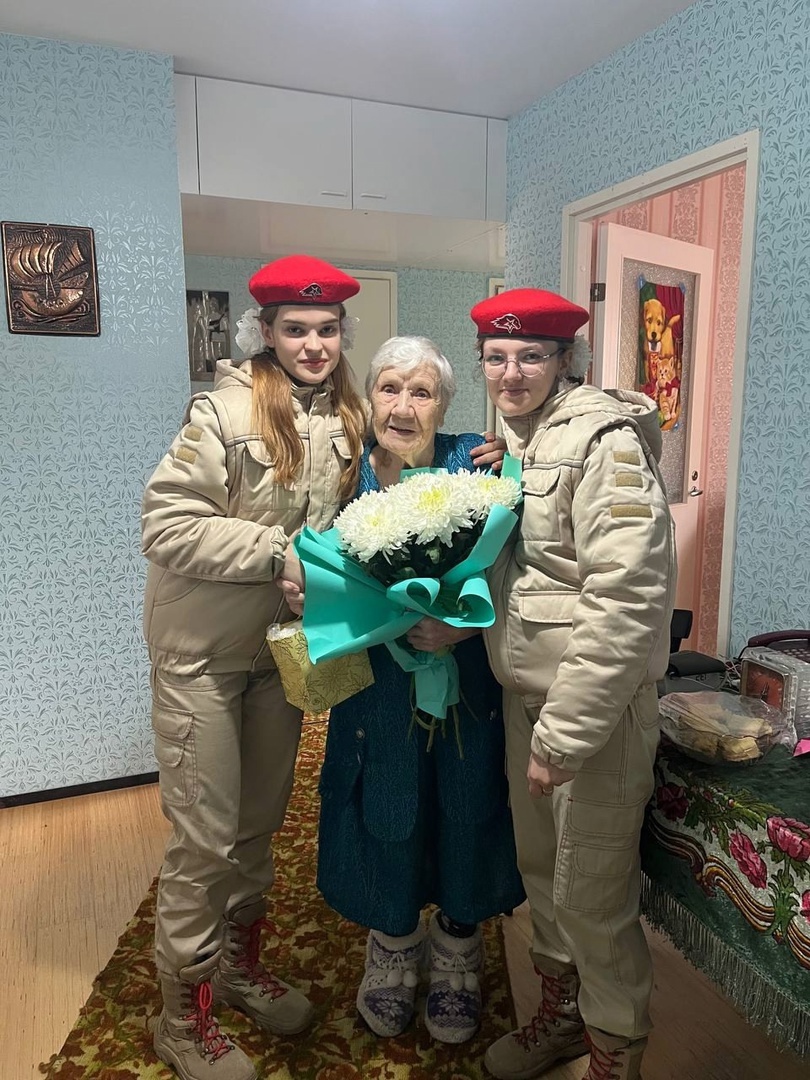 В Андреаполе юнармейцы навестили бывшую жительницу блокадного Ленинграда Анну Кириллову В Андреаполе юнармейцы навестили бывшую жительницу блокадного Ленинграда Анну Кириллову