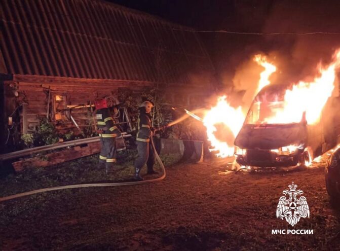 В Тверской области пожар в фургоне задел дорогую легковушку