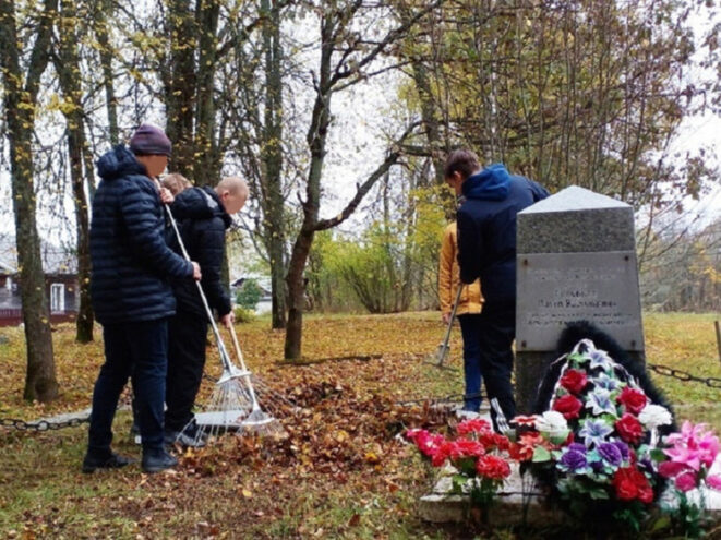 В Андреапольском округе школьники провели сезонную уборку на территории воинских захоронений В Андреапольском округе школьники провели сезонную уборку на территории воинских захоронений