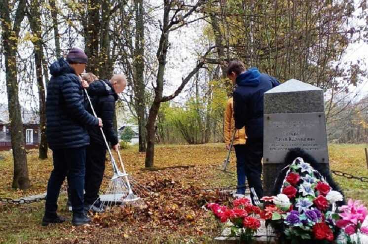 В Андреапольском округе школьники провели сезонную уборку на территории воинских захоронений В Андреапольском округе школьники провели сезонную уборку на территории воинских захоронений