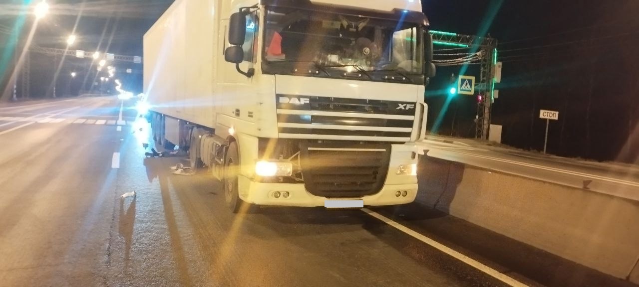 Под Тверью погиб пешеход, переходивший дорогу на красный Под Тверью погиб пешеход, переходивший дорогу на красный