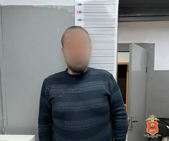 В Твери поймали хулигана, разбившего дверь автобуса битой