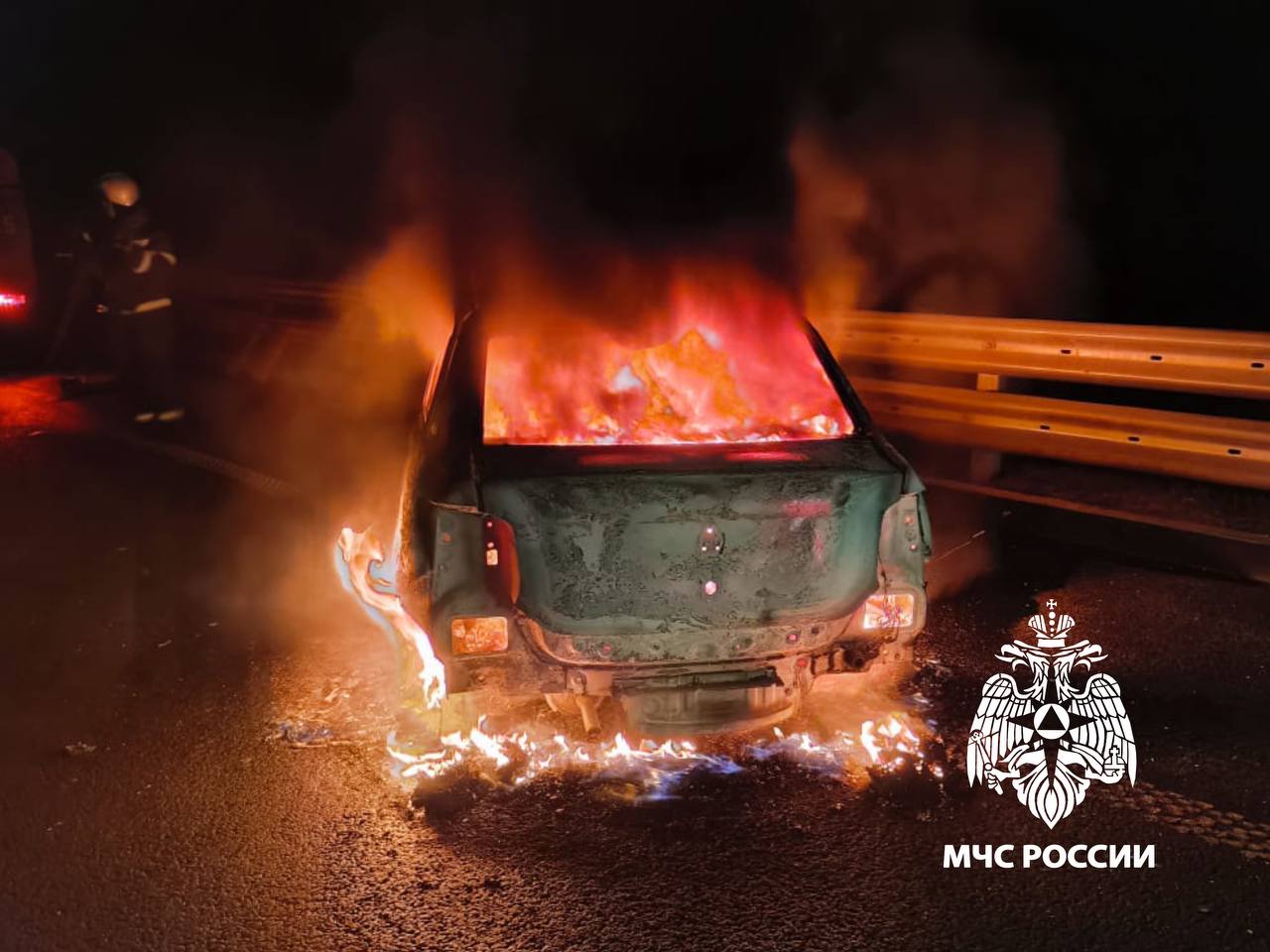 На трассе в Тверской области загорелась легковушка На трассе в Тверской области загорелась легковушка
