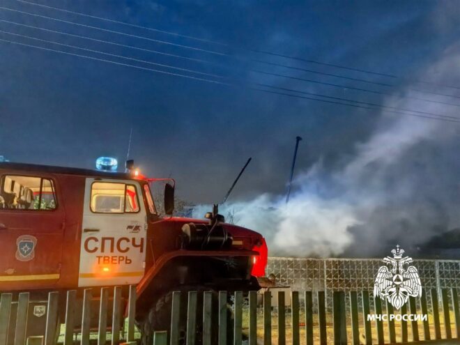 Пожарные ликвидируют возгорание в дачном доме под Тверью Пожарные ликвидируют возгорание в дачном доме под Тверью