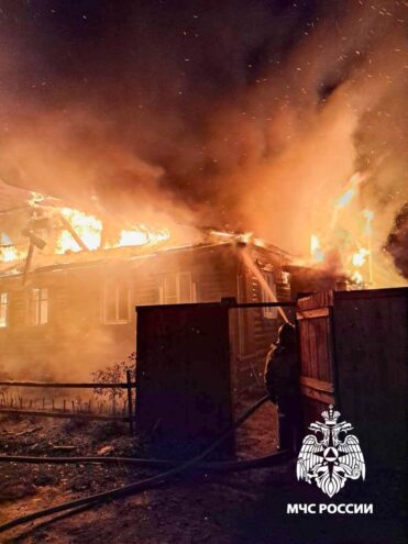 В Бежецке рано утром загорелся жилой дом В Бежецке рано утром загорелся жилой дом
