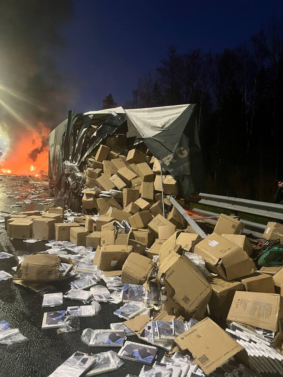 На трассе М-11 в Тверской области два грузовика загорелись после столкновения