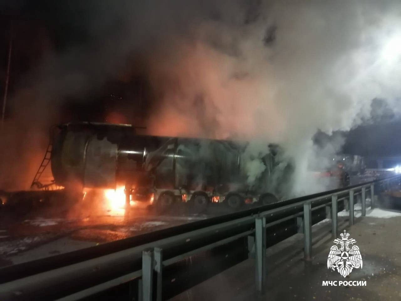 На трассе М-11 в Тверской области два грузовика загорелись после столкновения