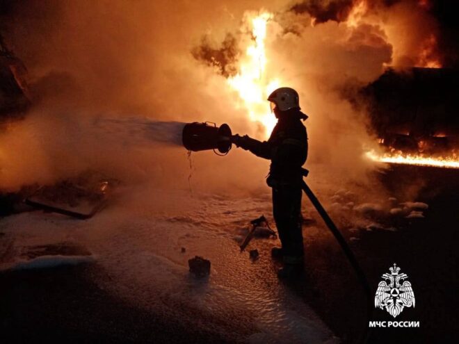 На трассе М-11 в Тверской области два грузовика загорелись после столкновения