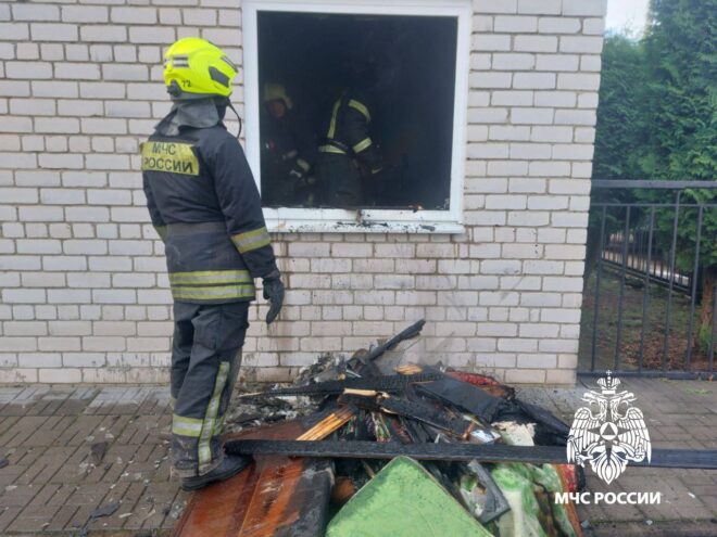 В Калининском округе пожарные оперативно потушили дачный дом