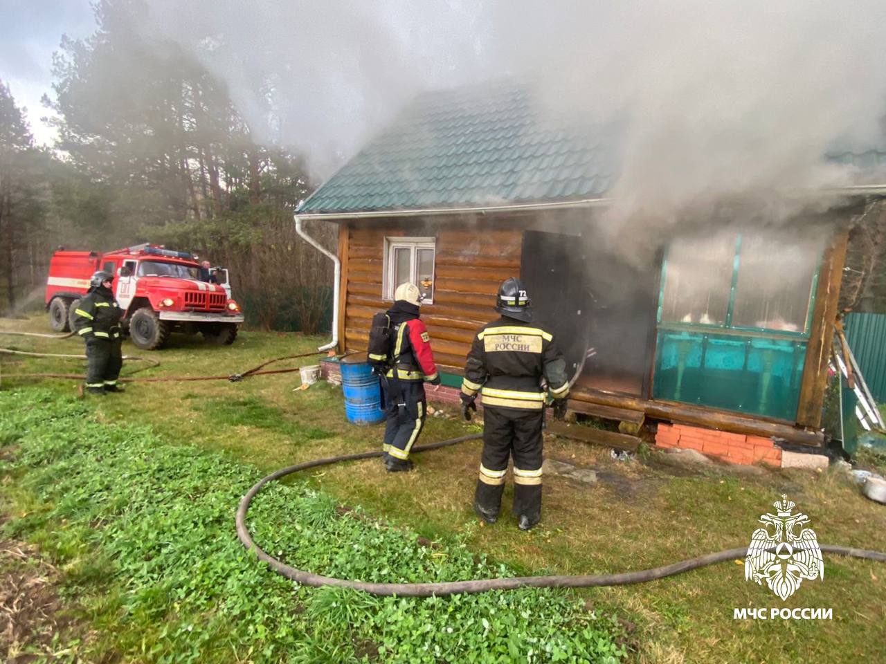 Под Тверью пожарные потушили загоревшуюся баню Под Тверью пожарные потушили загоревшуюся баню
