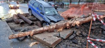 В Твери водитель иномарки в темноте въехал в яму на дороге