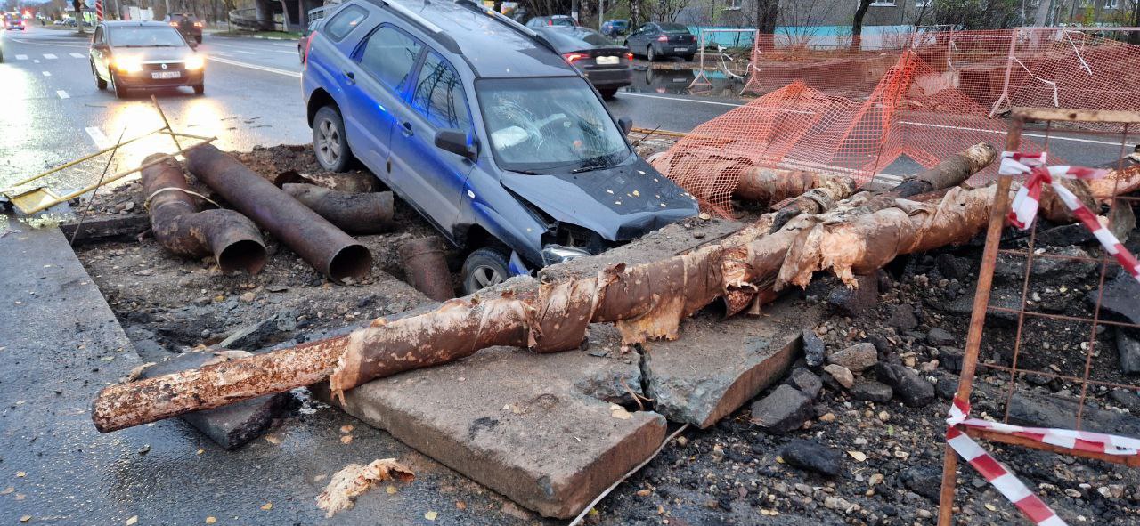В Твери водитель иномарки в темноте въехал в яму на дороге В Твери водитель иномарки в темноте въехал в яму на дороге